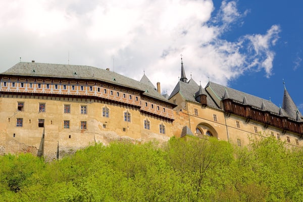 Eine historische Burg mit mehreren Türmen und einem markanten Rundbogenportal.