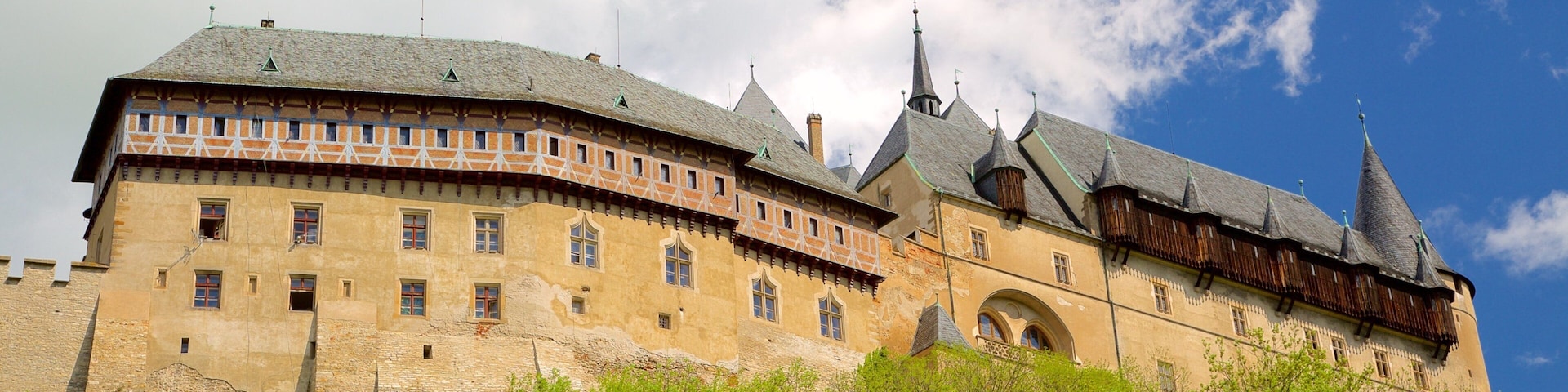 Um castelo histórico com múltiplas torres e uma entrada arqueada imponente.