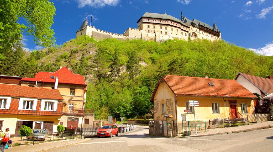 Lâu đài Karlstejn cho thấy lâu đài, di sản và thị trấn nhỏ