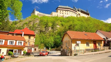 Castillo de Karlstejn que incluye castillo o palacio, elementos del patrimonio y una pequeña ciudad o pueblo