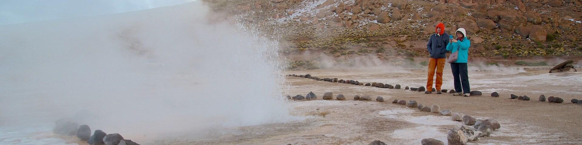 Campo de Géiseres El Tatio ofreciendo escenas tranquilas y también un pequeño grupo de personas