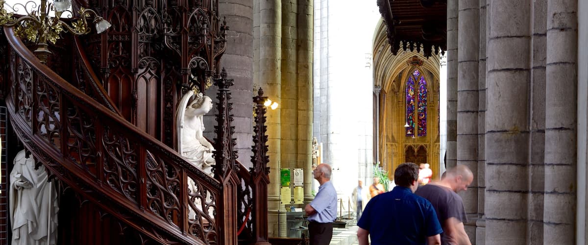 Catedral de Lieja ofreciendo aspectos religiosos, vistas interiores y una iglesia o catedral