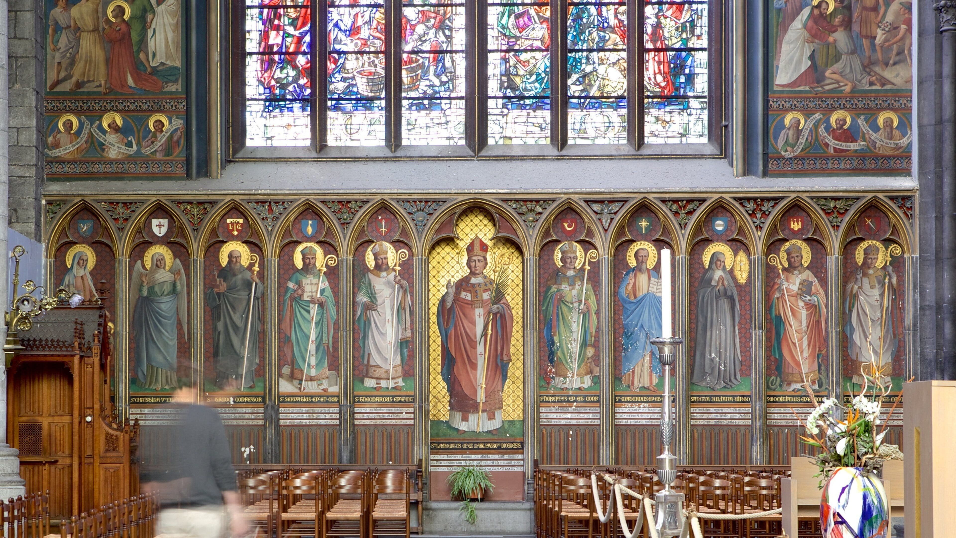Catedral de Liege mostrando elementos religiosos, vistas internas e uma igreja ou catedral