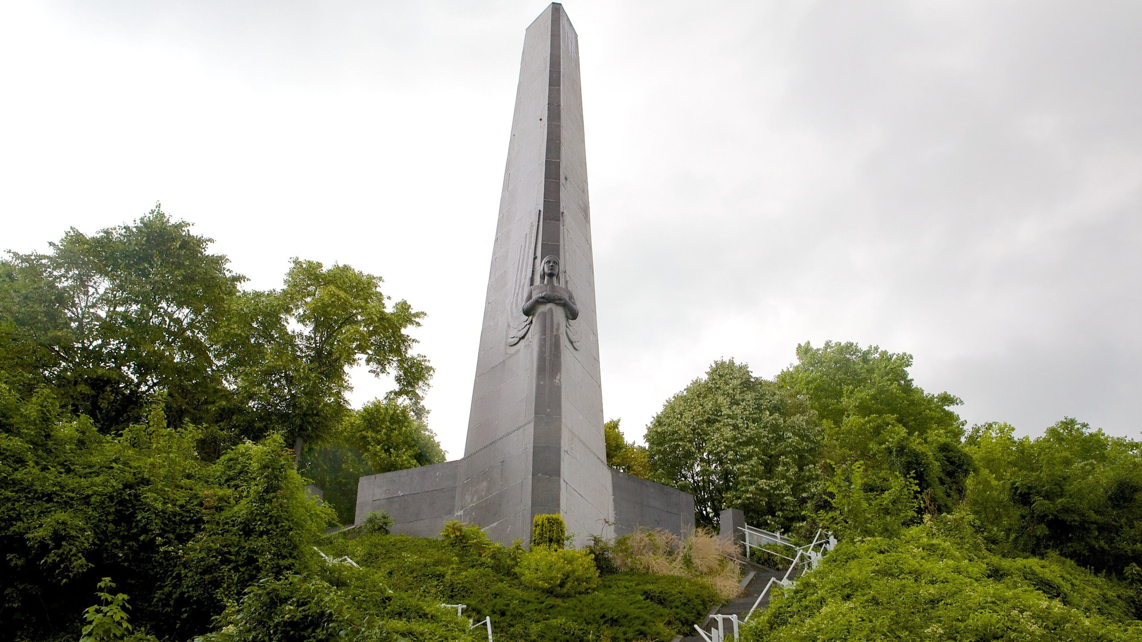 Montagne de Beuren which includes modern architecture