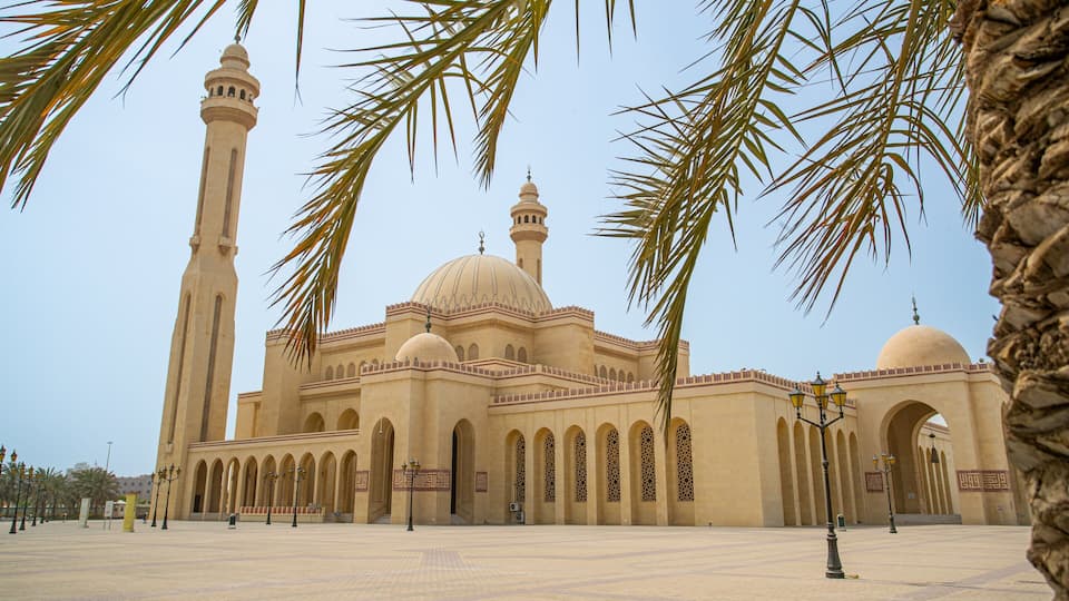 Al Fateh Grand Mosque which includes a square or plaza, heritage architecture and a mosque