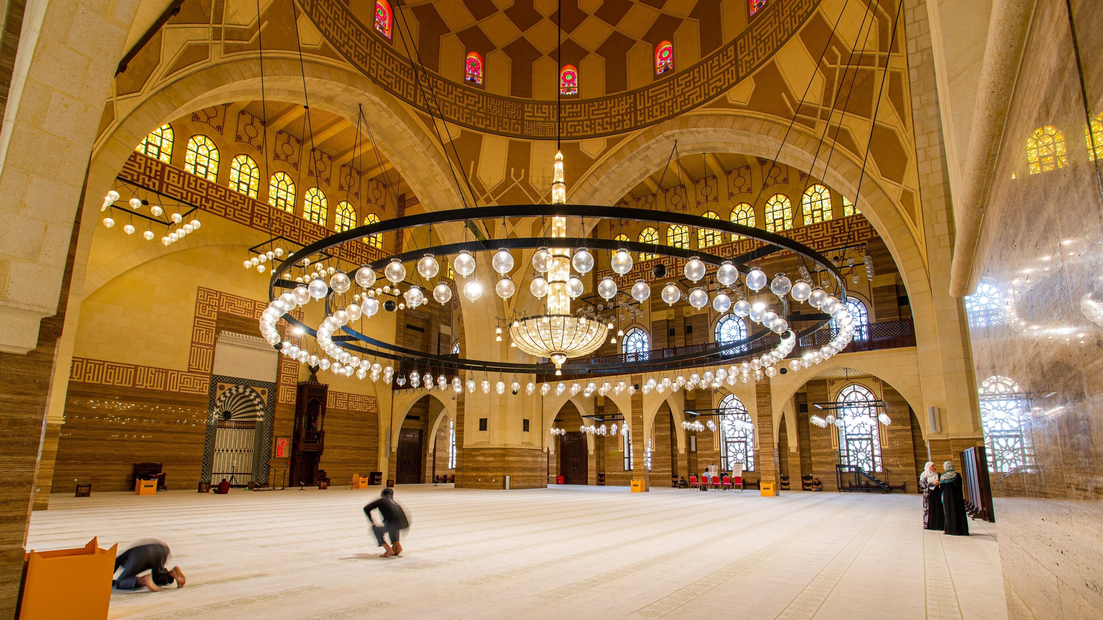 Al Fateh Grand Mosque showing heritage elements and interior views