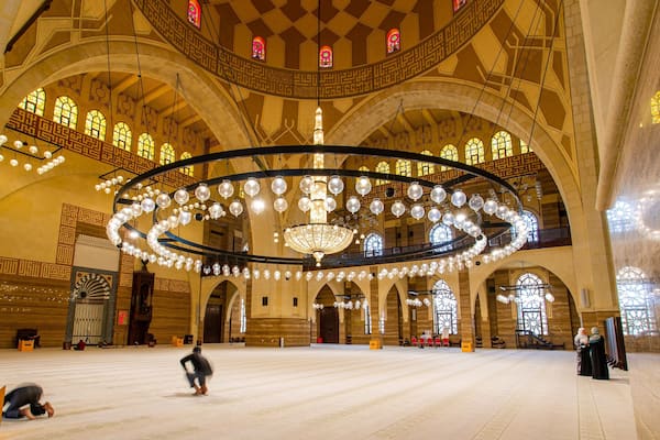 Al Fateh Grand Mosque showing heritage elements and interior views