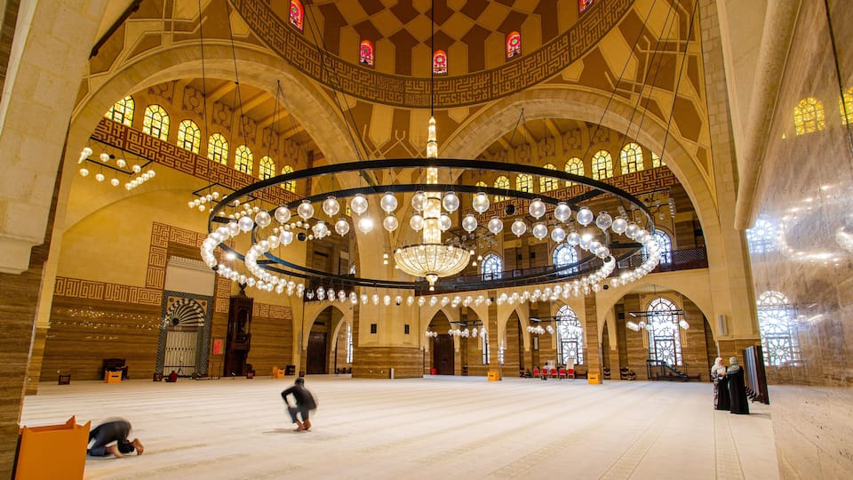 Al Fateh Grand Mosque showing heritage elements and interior views
