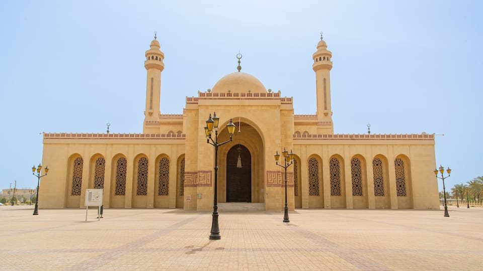 Al Fateh Grand Mosque showing heritage architecture