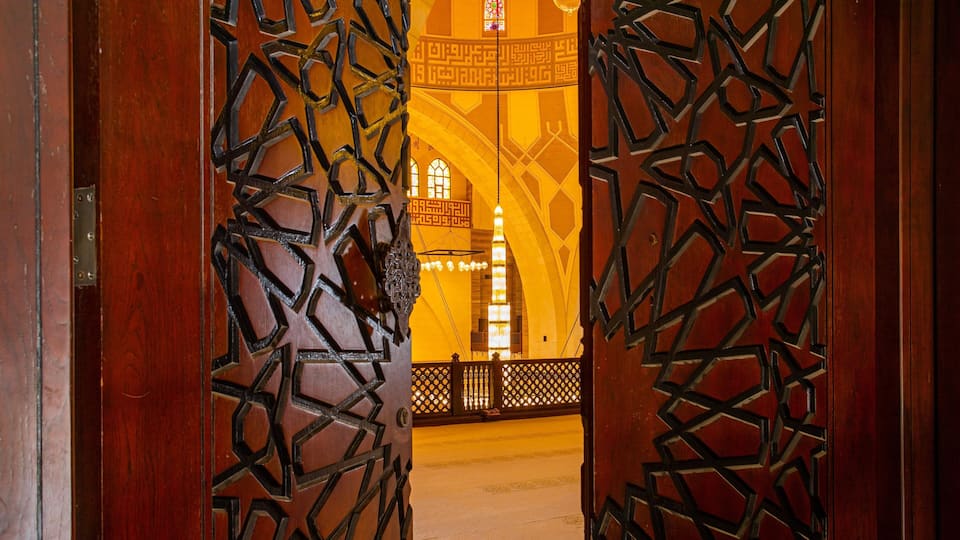 Una puerta de madera ornamentada con patrones geométricos y un interior iluminado.