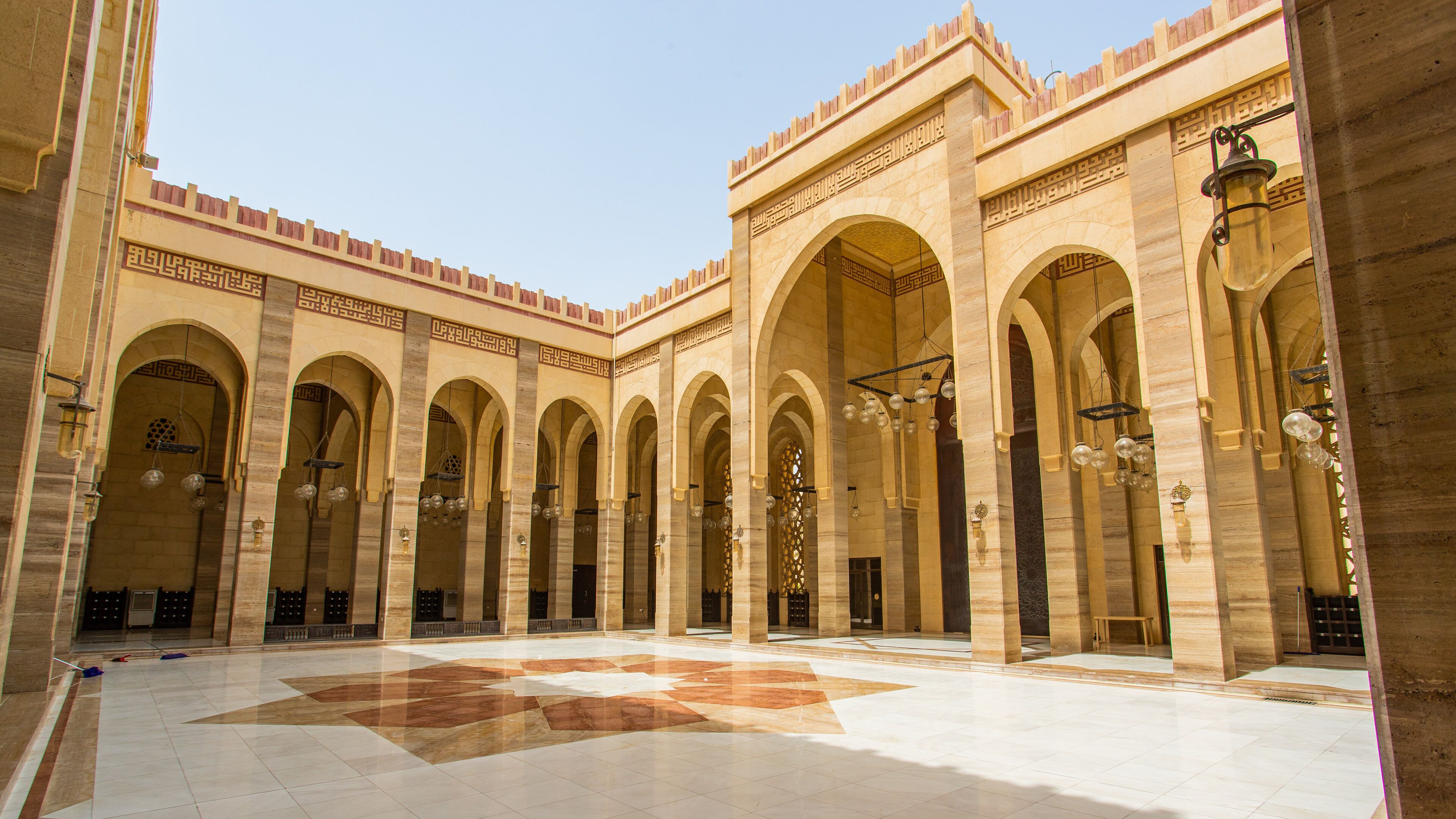 Al Fateh Grand Mosque featuring heritage elements and heritage architecture