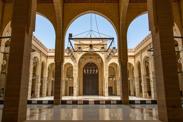 Al Fateh Grand Mosque featuring a mosque and heritage architecture