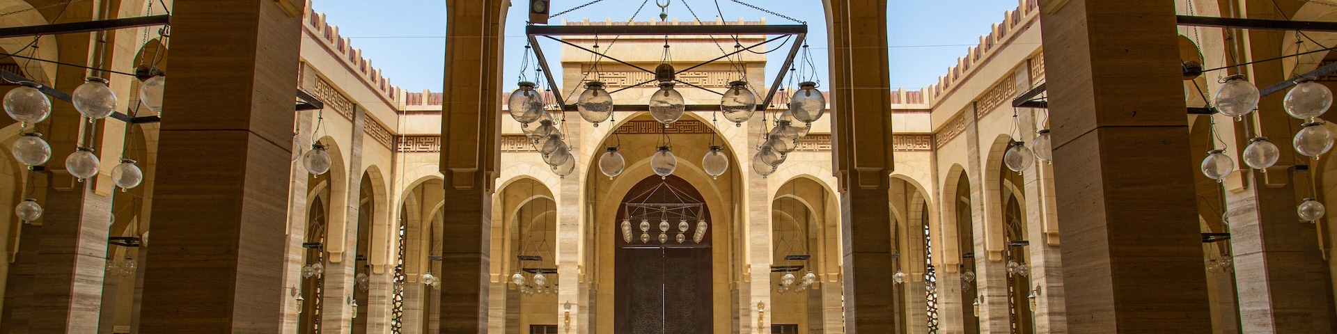 Al Fateh Grand Mosque featuring a mosque and heritage architecture