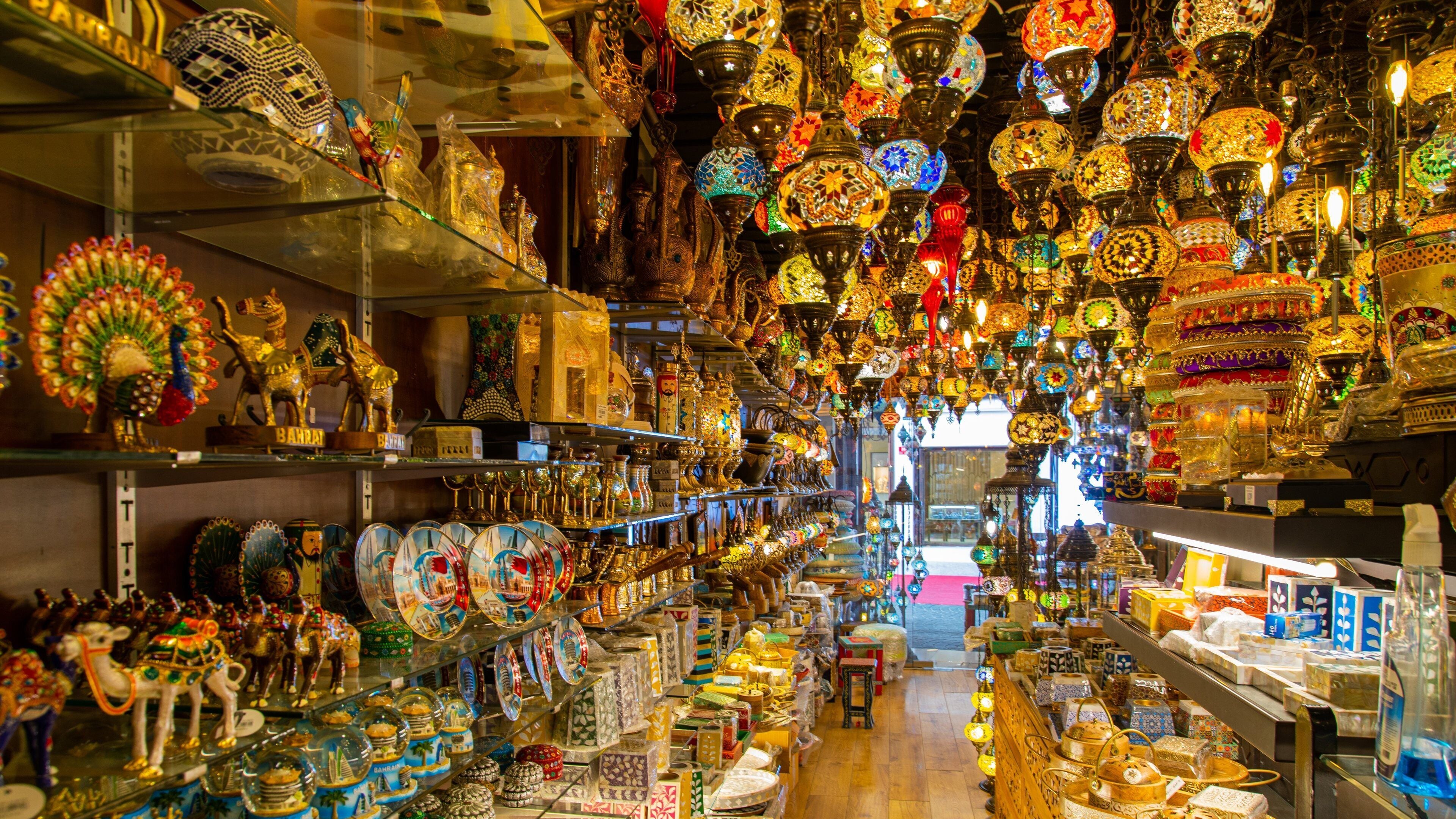 Una tienda llena de vidrios de colores y objetos decorativos.