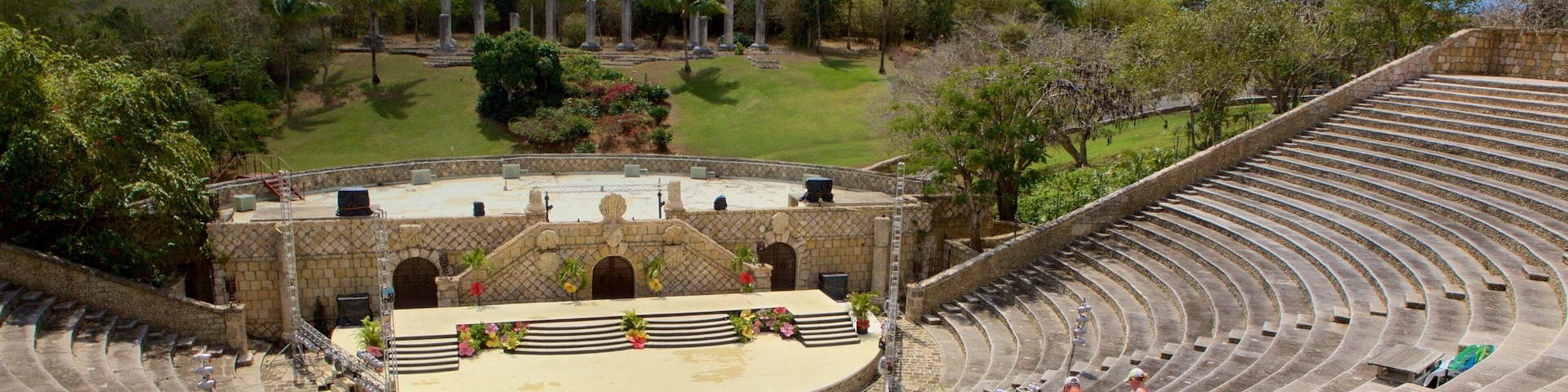 Altos de Chavon Amphitheater showing theater scenes
