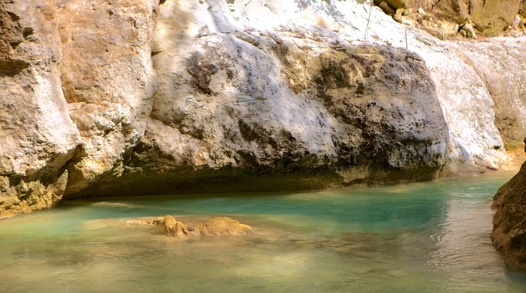 El Salto del Limon showing a river or creek