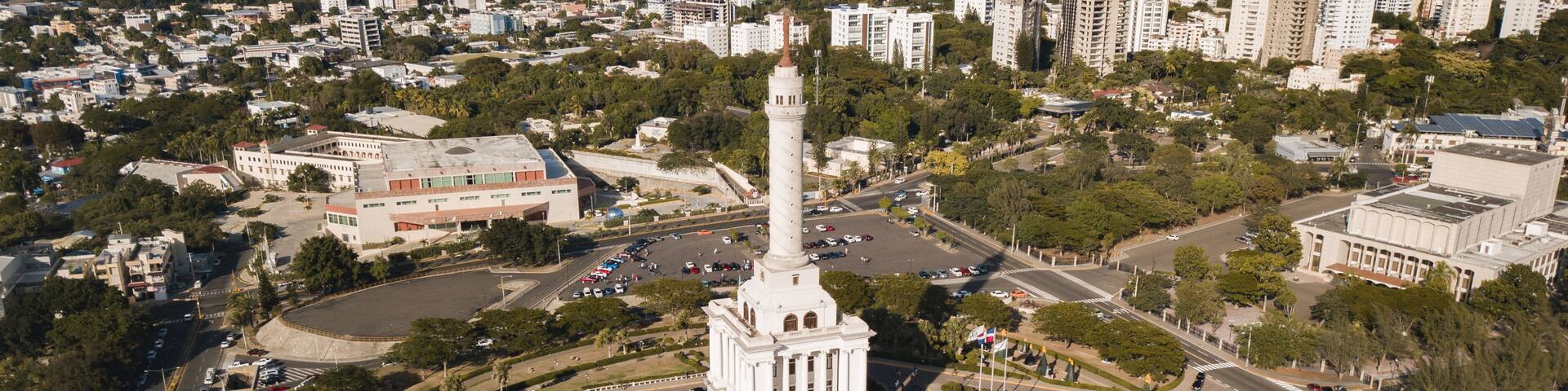 Monument to the Heroes of the Restoration surrounded by buildings in the Dominican Republic
