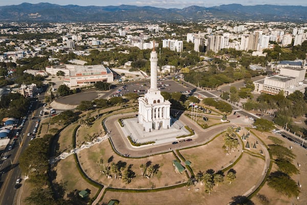 Monument to the Heroes of the Restoration surrounded by buildings in the Dominican Republic