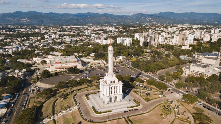 Monument to the Heroes of the Restoration surrounded by buildings in the Dominican Republic