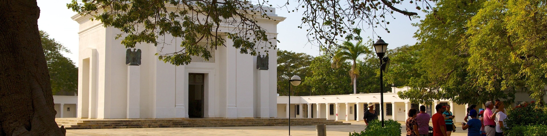 Quinta de San Pedro Alejandrino featuring a memorial as well as a small group of people