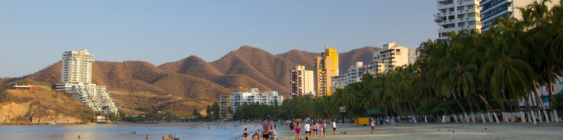 Rodadero Beach showing a hotel, a sandy beach and a coastal town