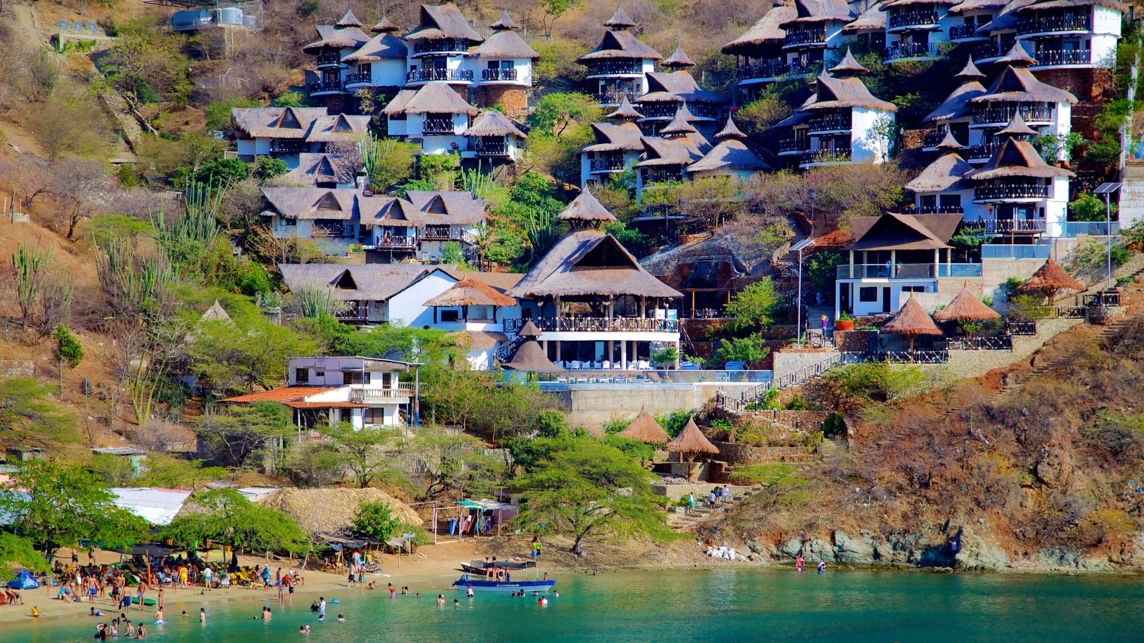 塔岡卡海灘 其中包括 海灘 和 濱海小鎮 以及 大群人