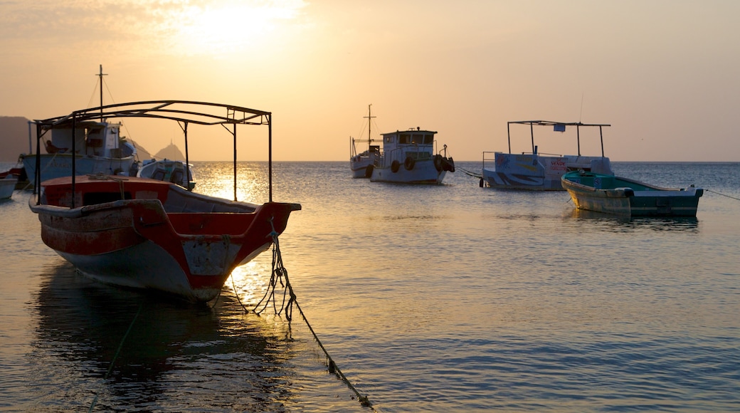 Taganga strand som inkluderer bukt eller havn, solnedgang og kyst
