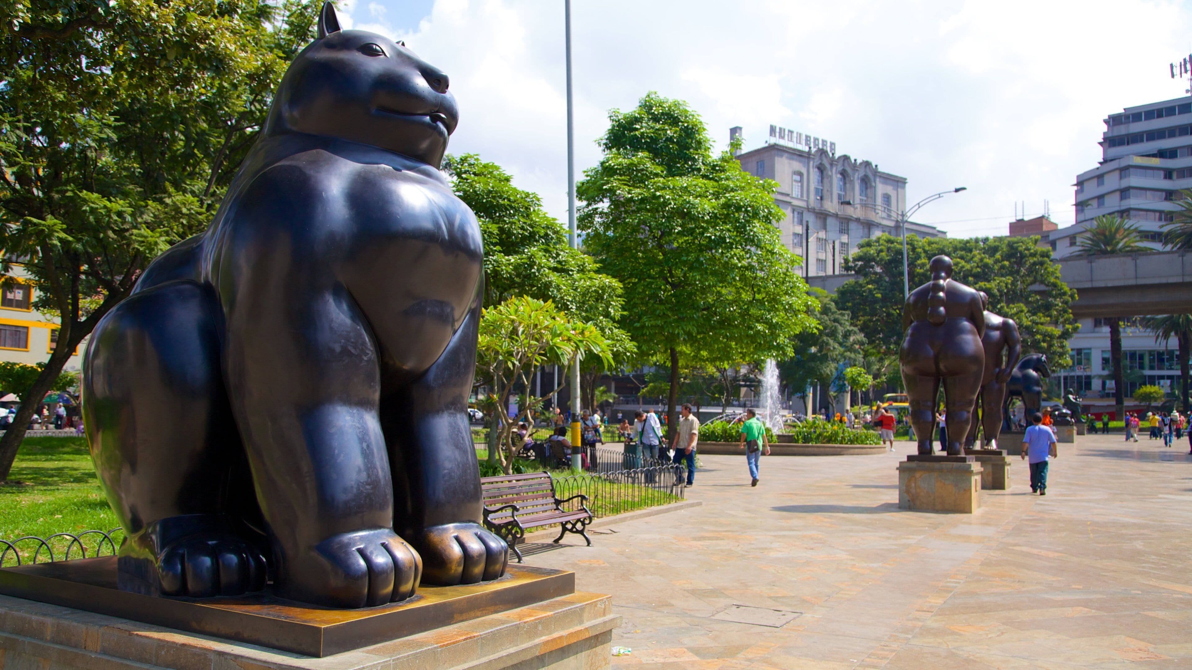Parque de las Esculturas en la Plaza de Botero mostrando arte al aire libre y una plaza
