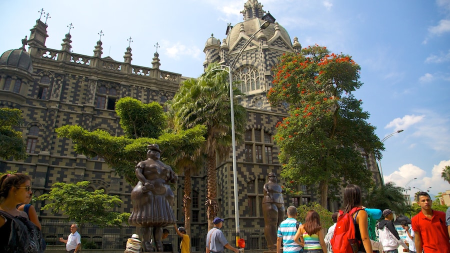 Botero Square Sculpture Park showing street scenes as well as a large group of people