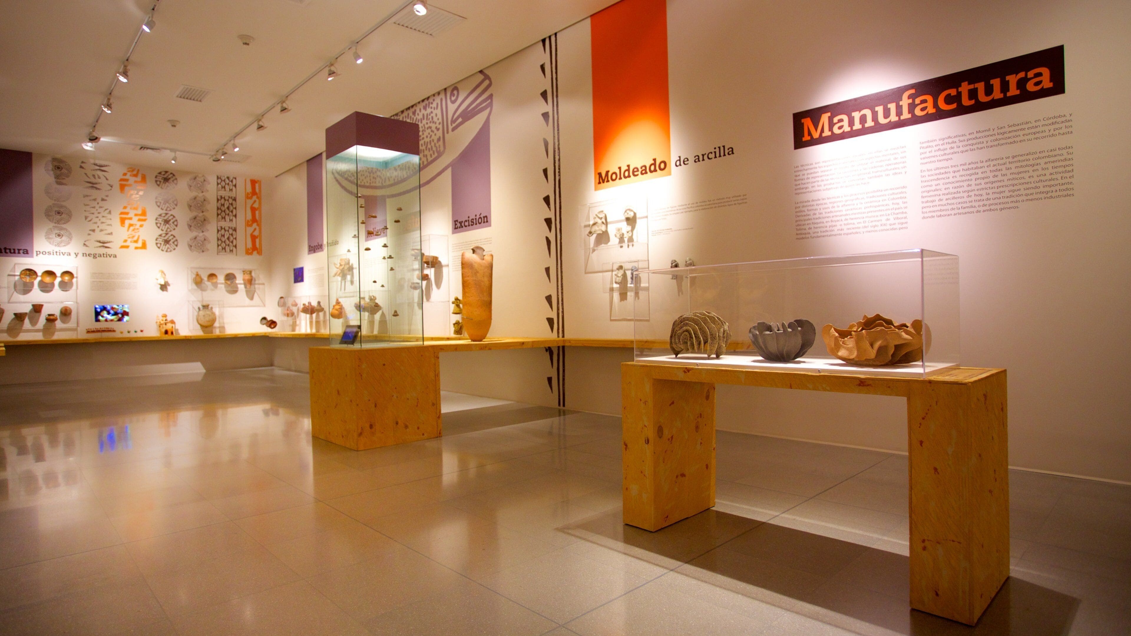 Museo de Antioquia mostrando sinalização e vistas internas