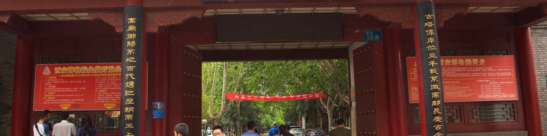 Gran Pagoda del Ganso Salvaje mostrando un templo o sitio de culto y señalización y también un pequeño grupo de personas