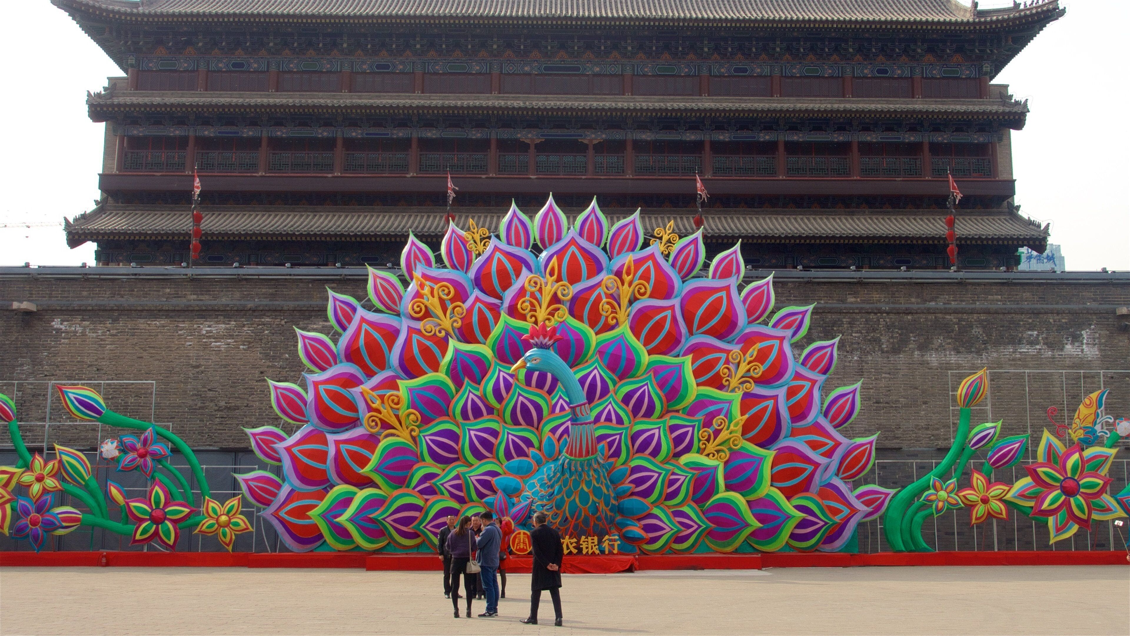 Xi\'ans stadsmurar presenterar utomhuskonst och ett torg såväl som en liten grupp av människor