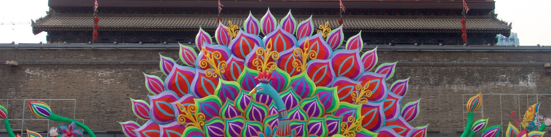 Muralhas da Cidade de Xi\'an que inclui arte ao ar livre e uma praça ou plaza assim como um pequeno grupo de pessoas