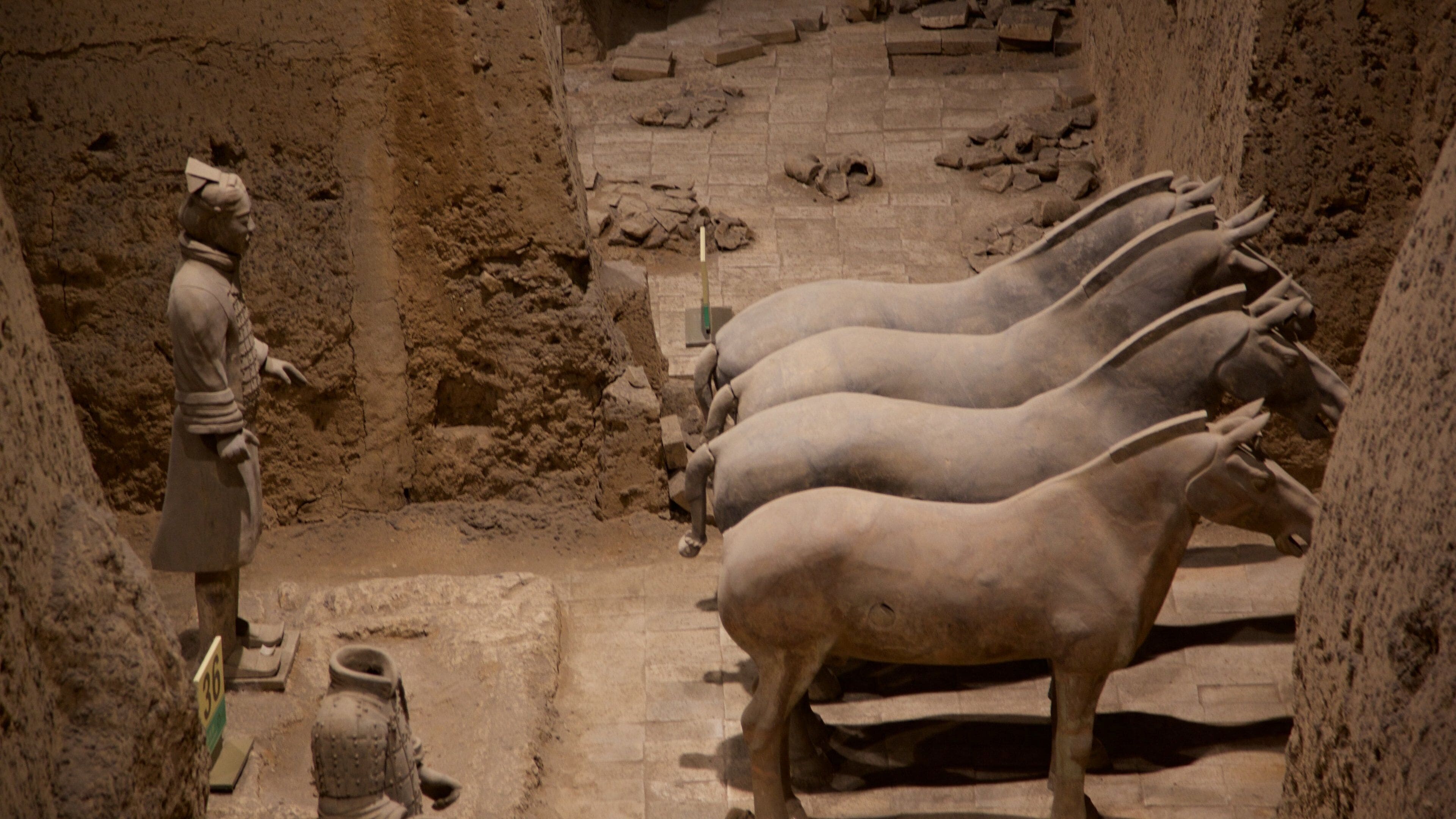 Terracotta Army inclusief een standbeeld of beeldhouwwerk en interieur