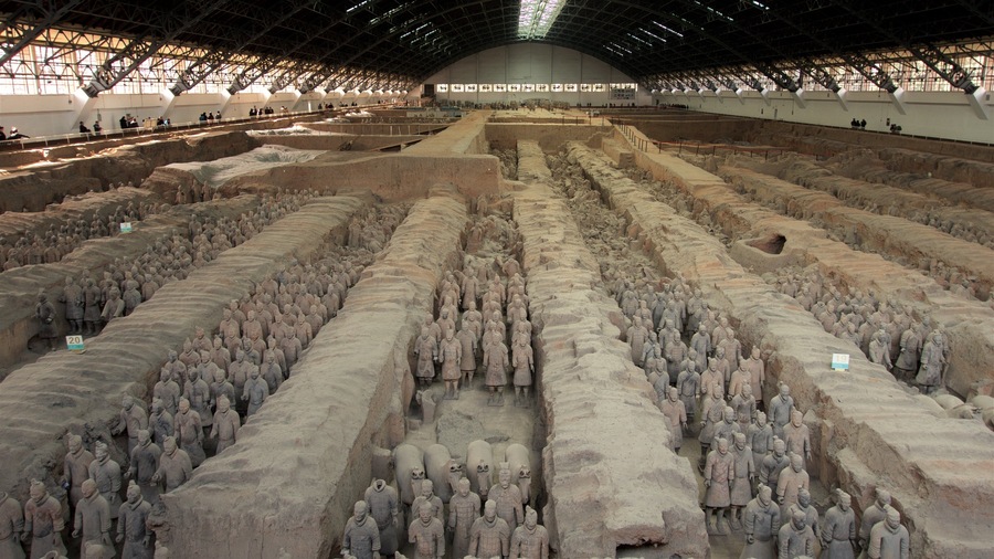 Grande exposição interna de soldados de terracota dispostos em fileiras.