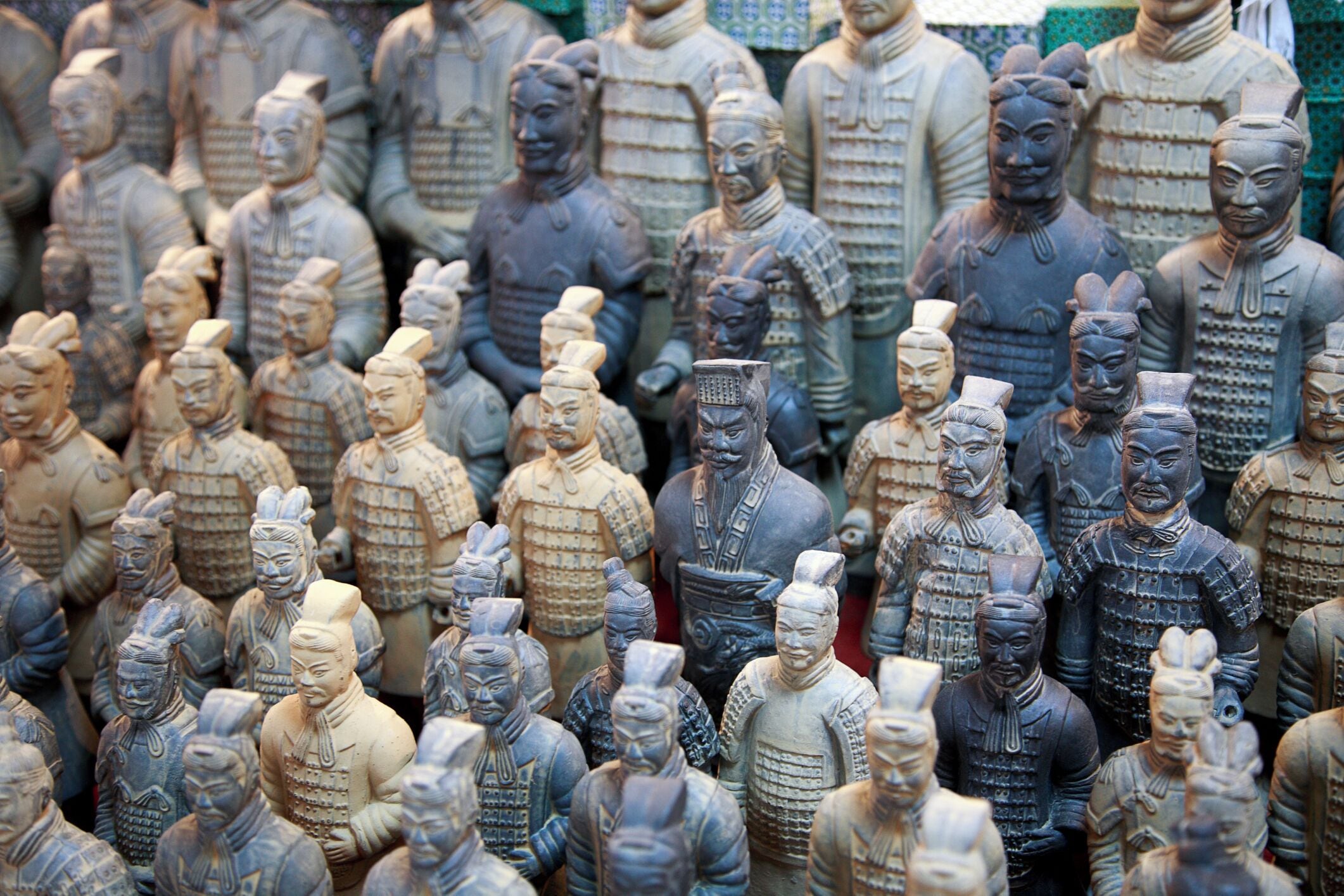 Un conjunto de soldados de terracota en diversas posiciones y estilos de armadura.