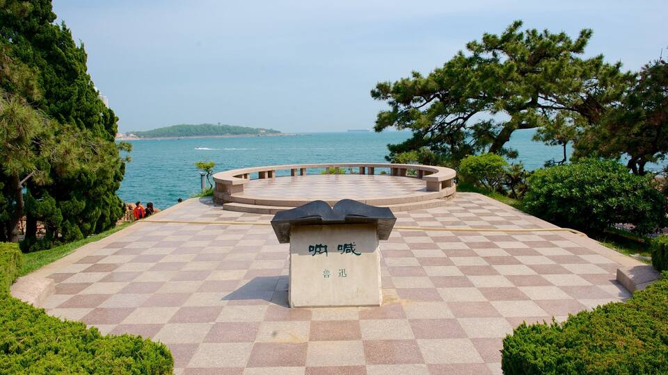 Lu Xun Park featuring a monument and outdoor art