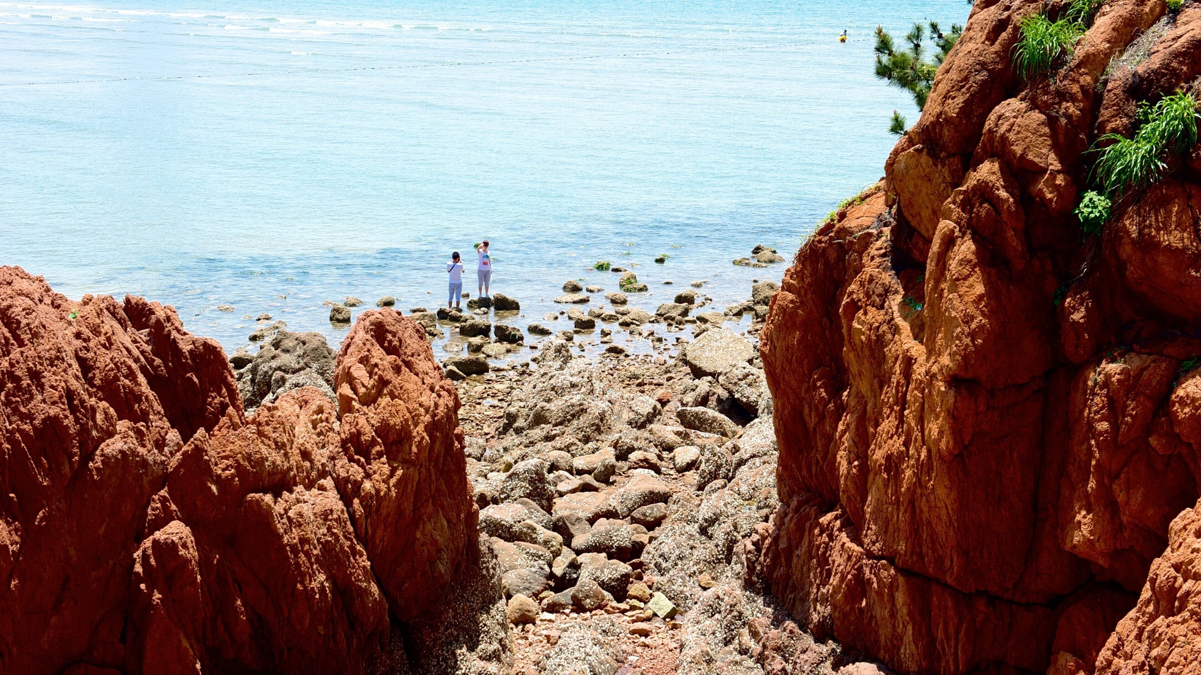 Number 1 Beach showing rocky coastline and a pebble beach