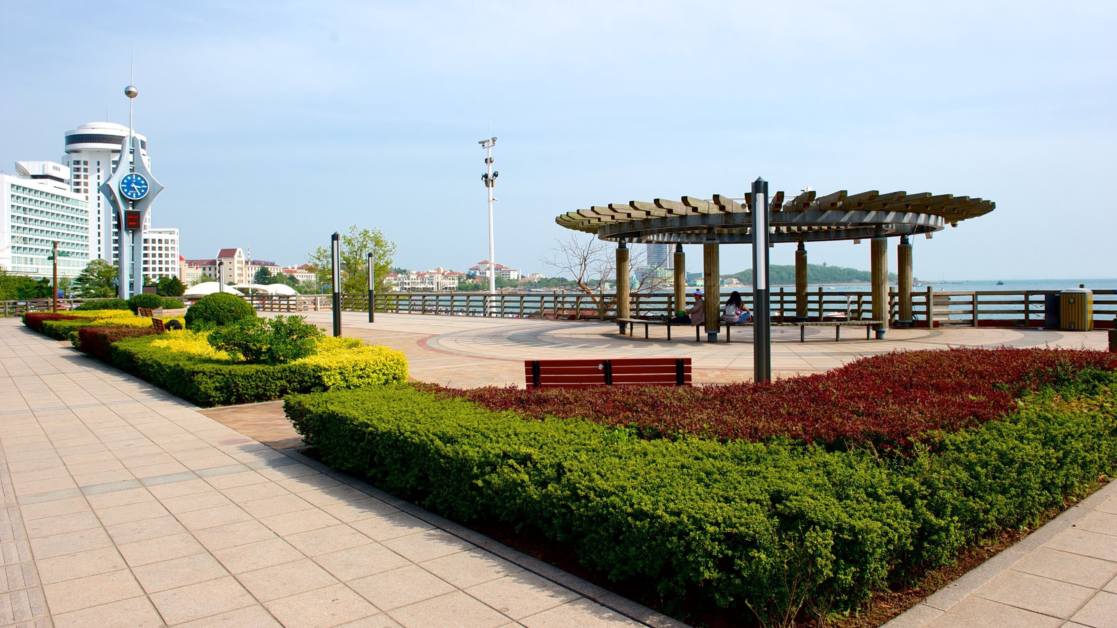 Playa Número 1 ofreciendo una plaza y jardín