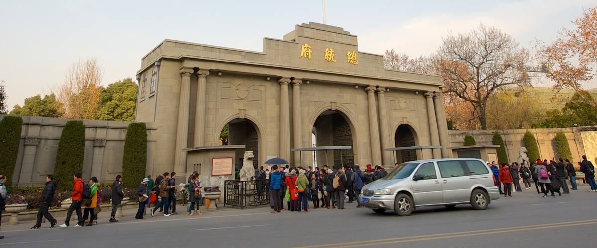 Palacio Presidencial de Nanjing mostrando escenas urbanas y patrimonio de arquitectura y también un gran grupo de personas
