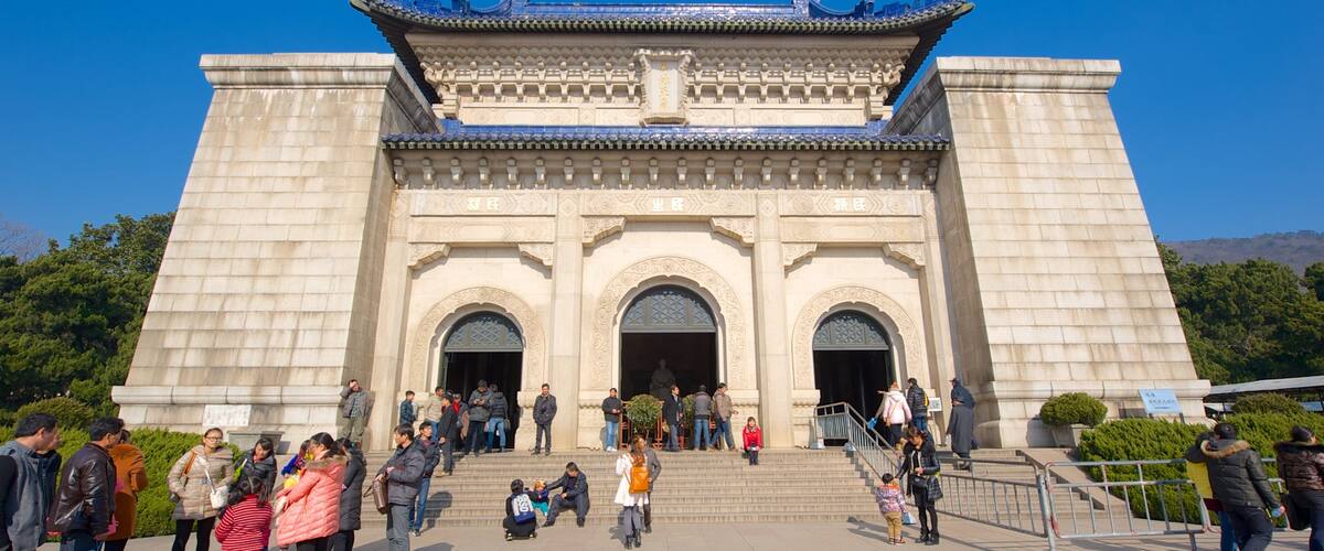 Dr. Sun Yat-Sen Mausoleum showing heritage architecture as well as a large group of people