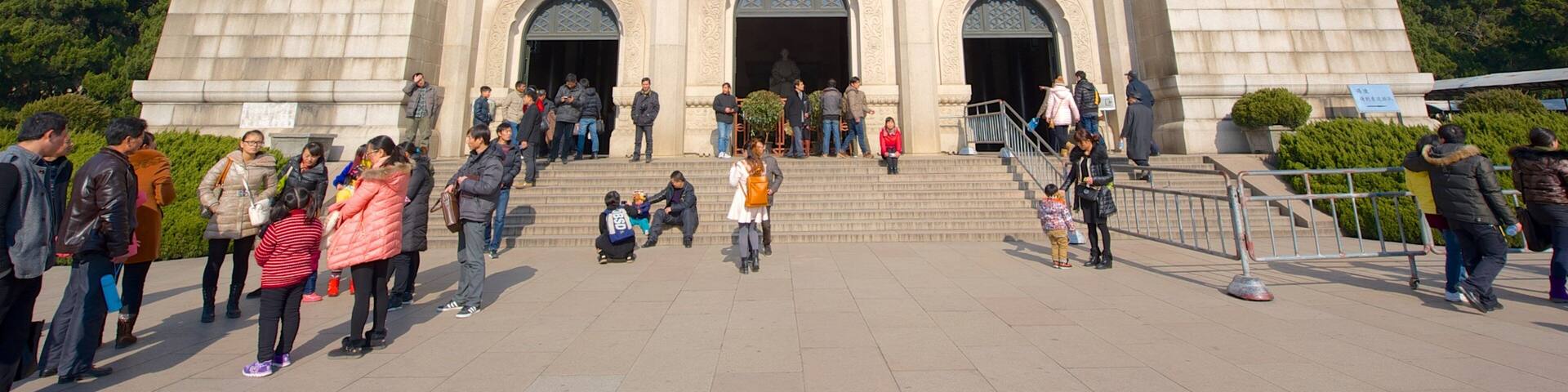 Dr. Sun Yat-Sen Mausoleum showing heritage architecture as well as a large group of people