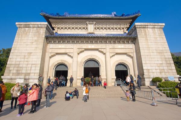 Mausoleo del Dr. Sun Yat-Sen ofreciendo arquitectura patrimonial y también un grupo grande de personas