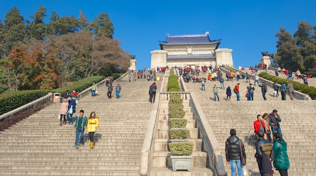 Dr. Sun Yat-Sen-mausoleet i tillegg til en stor gruppe med mennesker