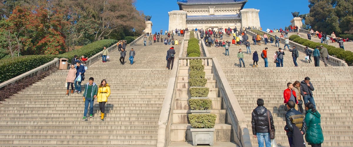 Mausoléu do Dr. Sun Yat-Sen assim como um grande grupo de pessoas