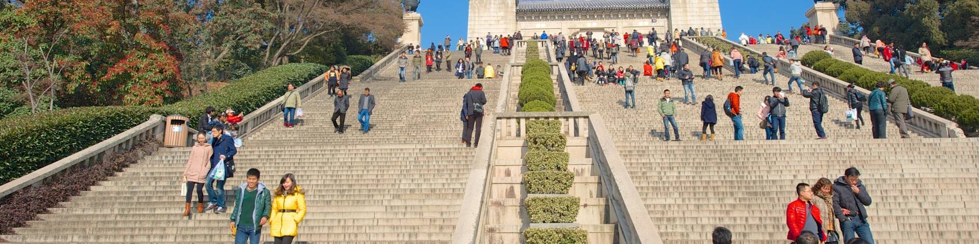 Mausoleo del Dr. Sun Yat-Sen y también un grupo grande de personas