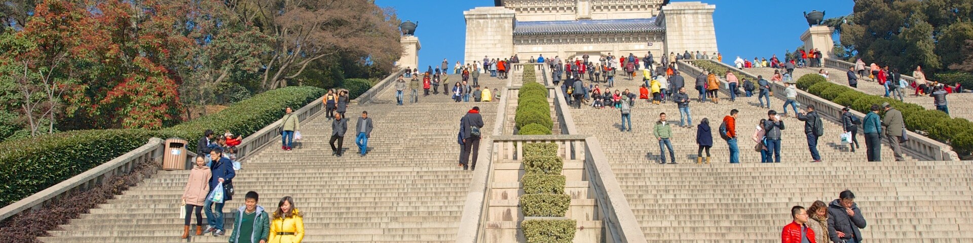 Mausoleo del Dr. Sun Yat-Sen y también un grupo grande de personas