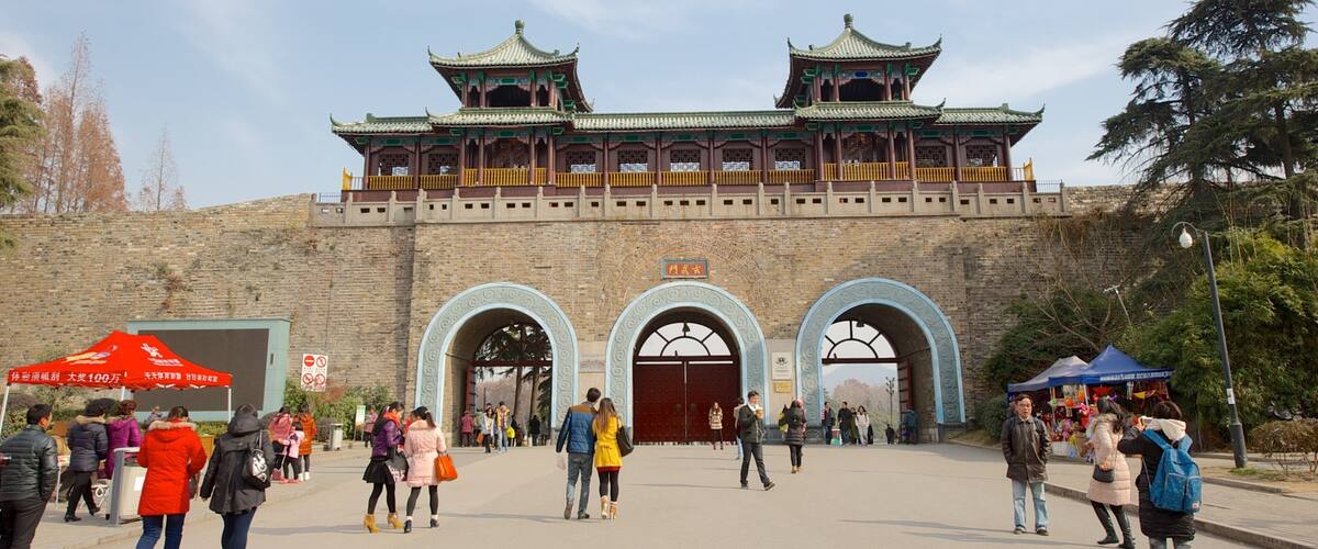 Xuan Wu Lake Park inclusief historische architectuur en ook een grote groep mensen