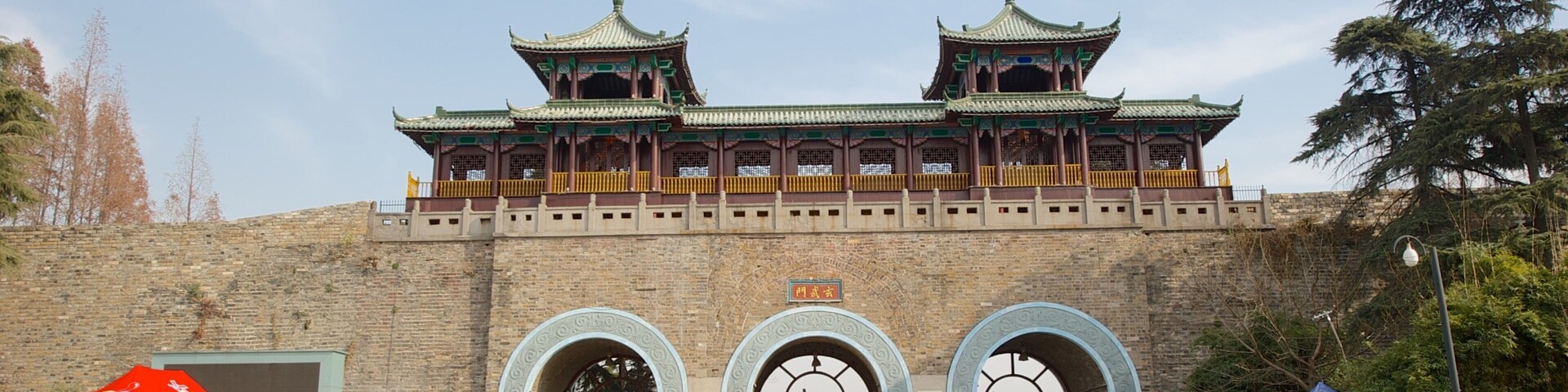 玄武湖公園 呈现出 遺跡建築 以及 大群人