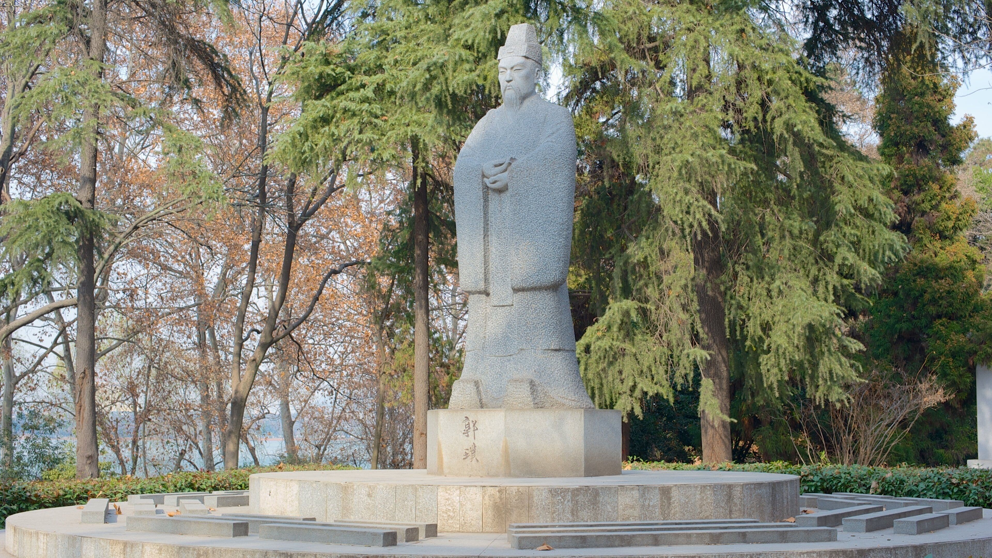 Xuan Wu Lake Park which includes a statue or sculpture